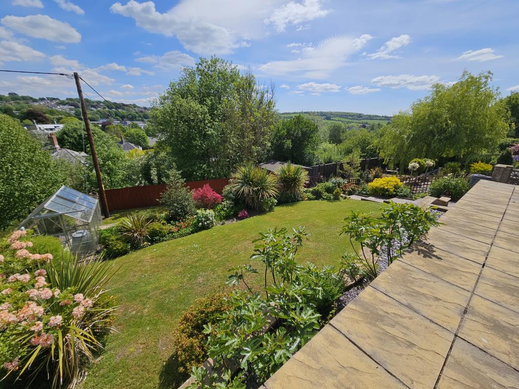 Lot: 89 - LINK DETACHED HOUSE WITH VIEWS IN A POPULAR LOCATION - Garden